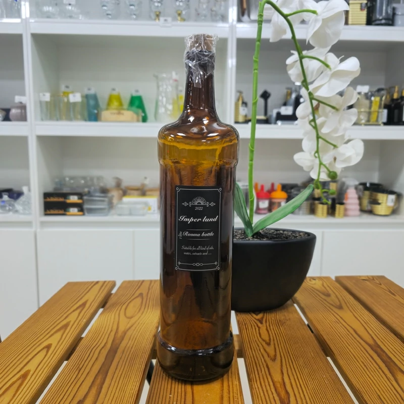 بطری شیشه ای قهوه ای درب چوب پنبه